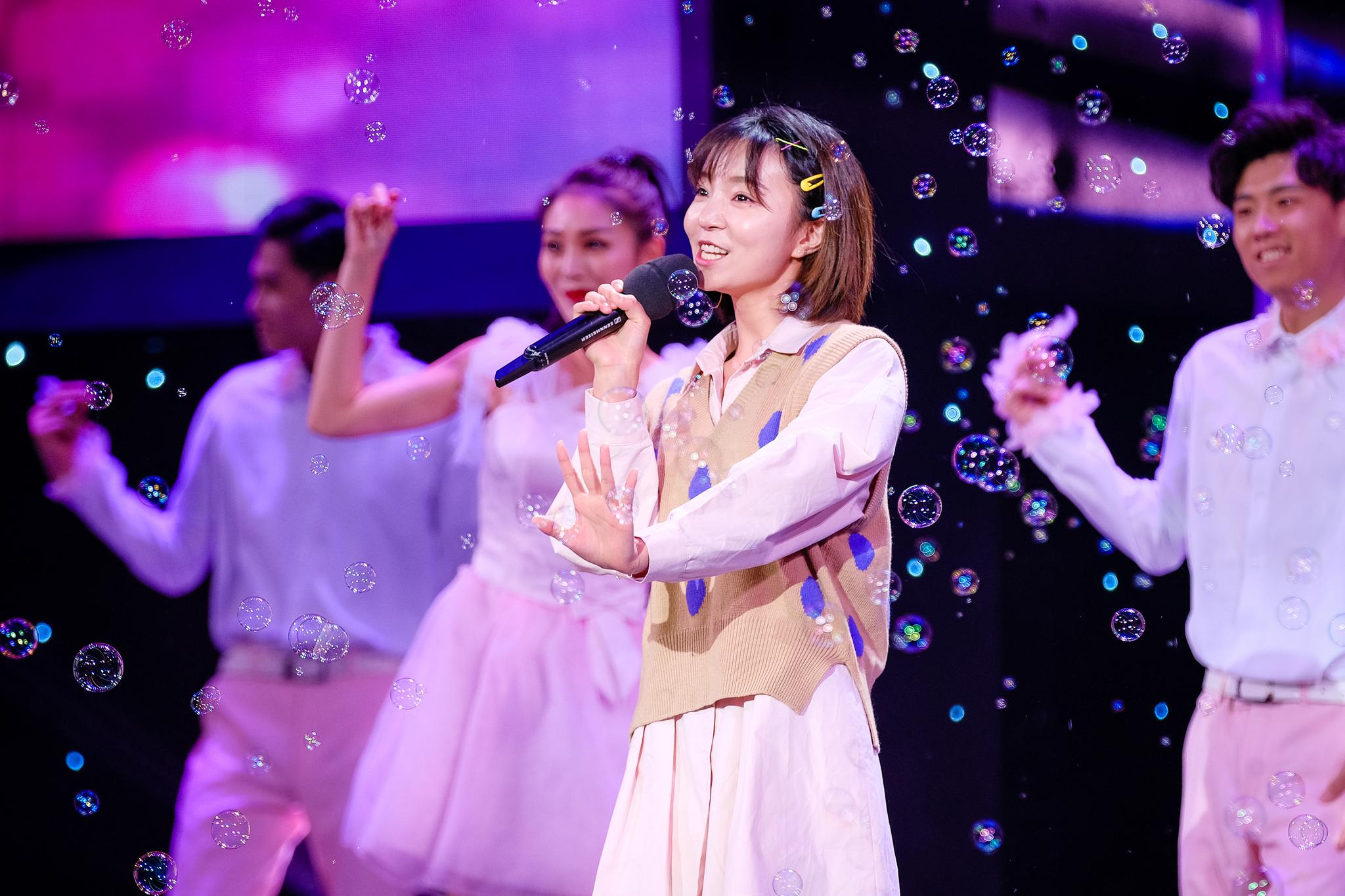 "喵系少女"小潘潘甜美开唱 《开门大吉》经典再现