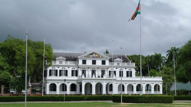 该国将春节定为法定节日,法定语言是汉语