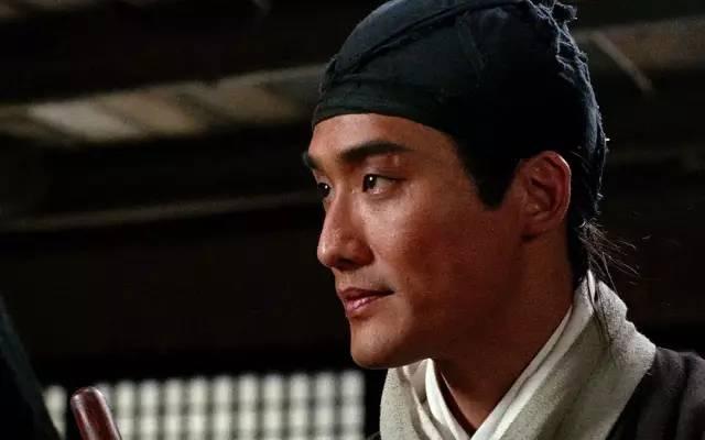 他是香港男演员中的一座高山演技顶级却把自己活成了一普通人