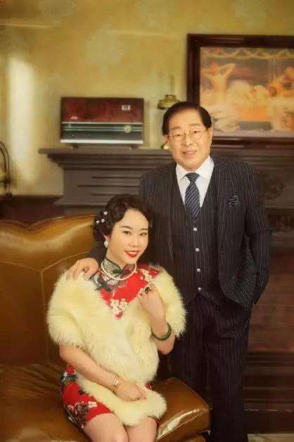 "这到底是老公还是老爸啊?""到底差几岁?行不行啊?""真是毁童年!