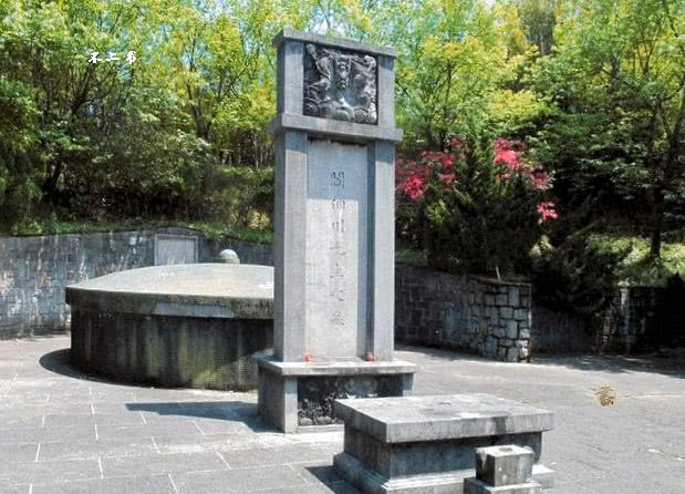 阎锡山墓地实拍照:临终遗愿未能实现,墓碑面朝山西遥望故地