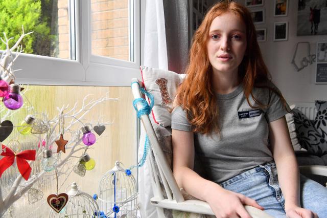 英国17岁女孩深陷网络自拍上了瘾,其实她一直遭受网络和校园霸凌