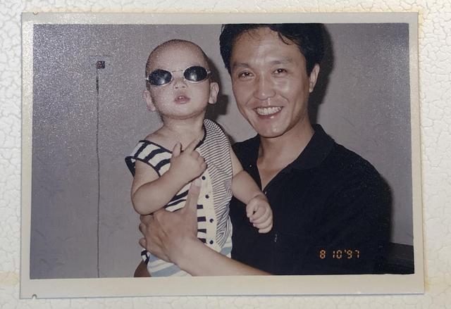 吴刚早年珍藏全家福首次曝光 儿子吴羽卿帅气可爱镜头感十足