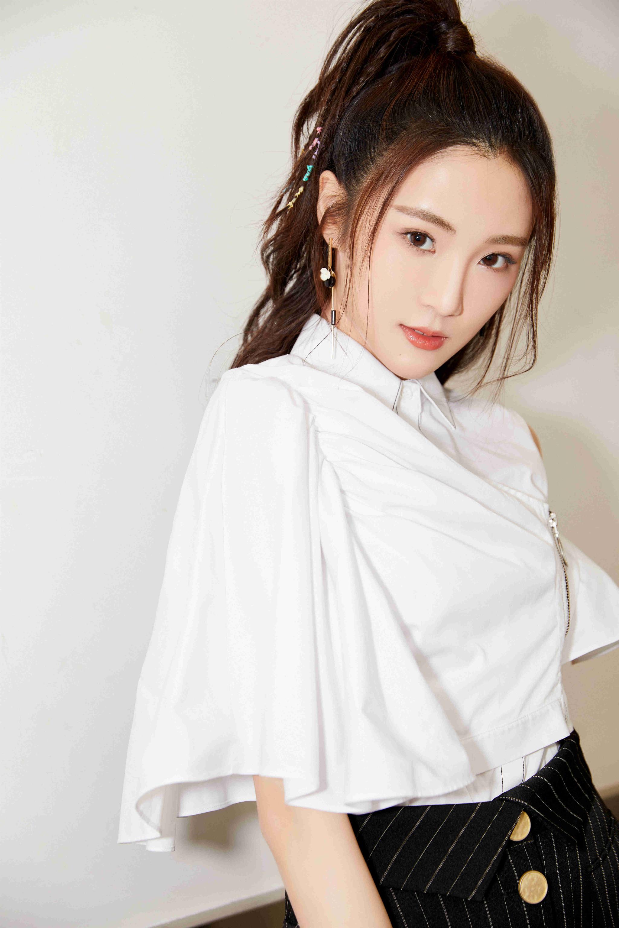 《老酒馆》迎来"三个女人一台戏"张可盈告别"活兽"变鬼马少女