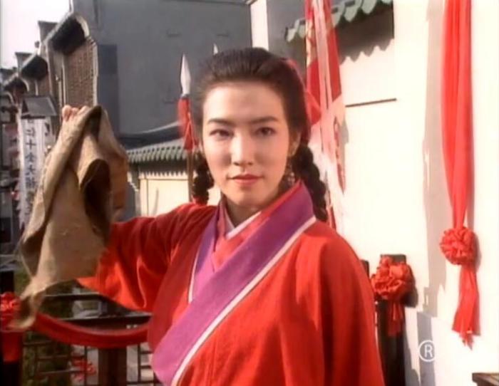 关宝慧比武场上最嚣张的穆念慈三招出手就扯烂了杨康的衣服