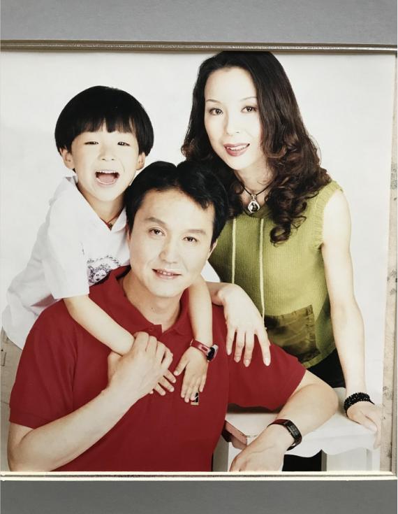 吴刚早年珍藏全家福首次曝光 儿子吴羽卿帅气可爱镜头感十足