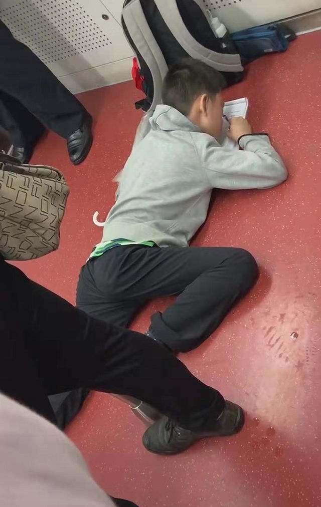 被当作是"拼命三郎",乘客细看笑翻了|小男孩|写作业|拼命三郎_新浪