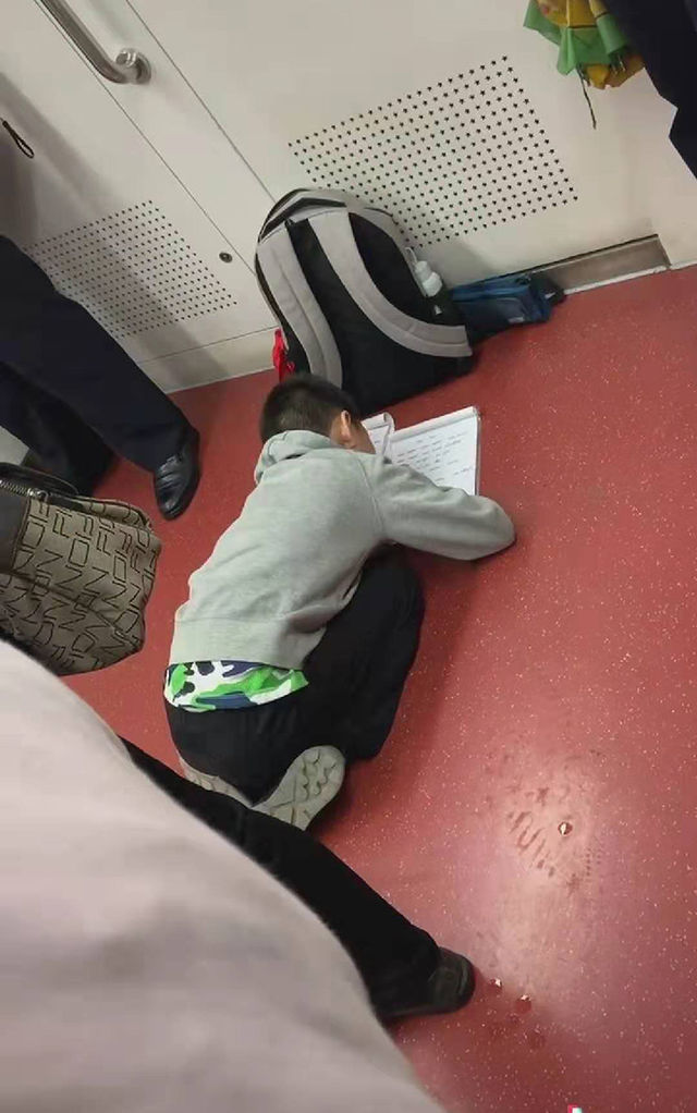 被当作是"拼命三郎",乘客细看笑翻了|小男孩|写作业|拼命三郎_新浪