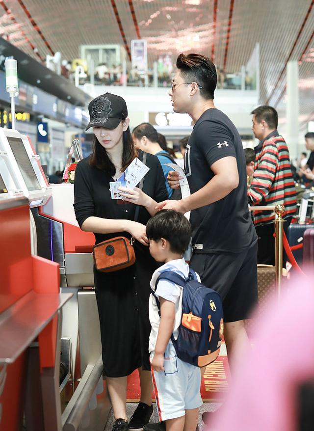 凌潇肃,唐一菲与儿子罕见同框现身4岁凌听小脸肉嘟嘟侧颜似老爸