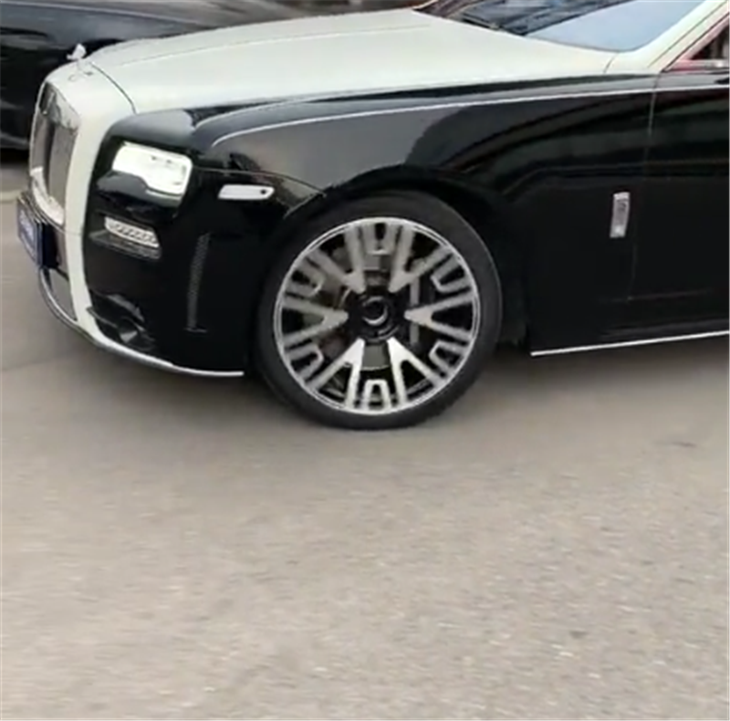 劳斯莱斯改"黑白"双色漆,车价680万,漆面值25万,车主70后