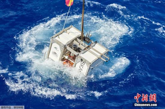 2019年5月，美国探险家维斯科沃驾驶潜艇下潜马里亚纳海沟10927米处，打破深潜最深记录。图为潜水设备漂浮在海面。