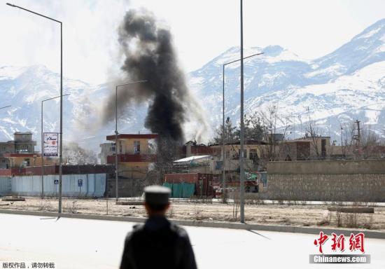 资料图：当地时间2017年3月1日，阿富汗军队和塔利班在喀布尔发生交火。袭击者使用汽车炸弹进行自杀式袭击。