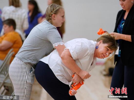 当地时间9月4日，美国犹他州一所学校的教师在开学前夕学习如何解除枪手的武器并进行反击。图片来源：视觉中国