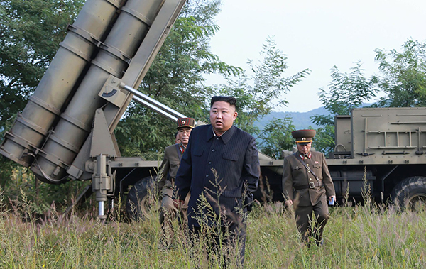 金正恩指导“超大型多管火箭”试射 视觉中国 图