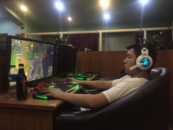 曾在苹果手机代工厂的网吧青年:这里是一片天地,人来人去