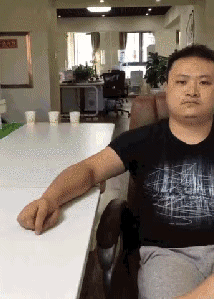 每日有趣GIF图你长得这么丑，配跟本王说话么~