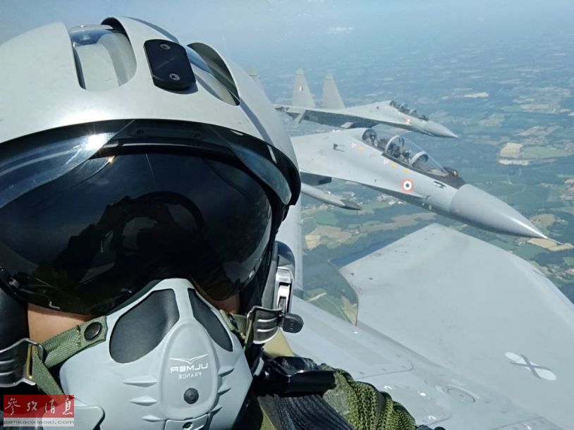 法军飞行员乘坐印军苏-30mki战机的座舱自拍照.