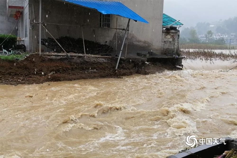 贵州毕节金沙县遭特大暴雨袭击 村民称多辆车被"冲进大海"