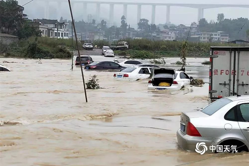 贵州毕节金沙县遭特大暴雨袭击 村民称多辆车被"冲进大海"