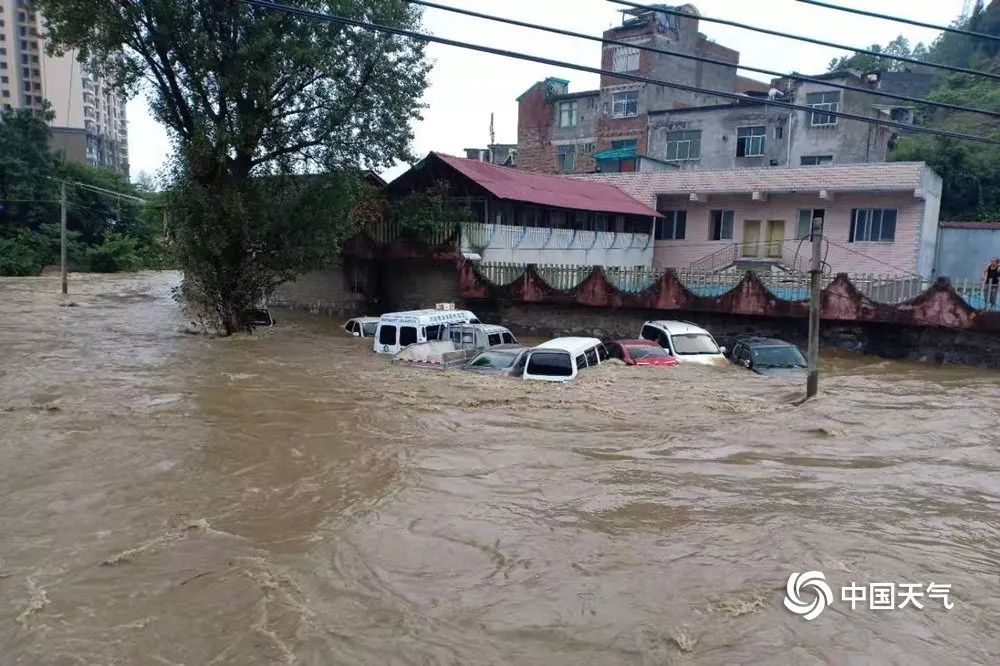 贵州毕节金沙县遭特大暴雨袭击 村民称多辆车被"冲进大海"