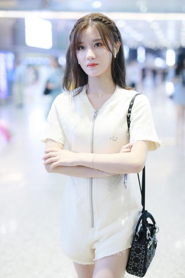 陈意涵机场营业照一身泡泡袖衬衫可甜了笑起来眼睛在微笑