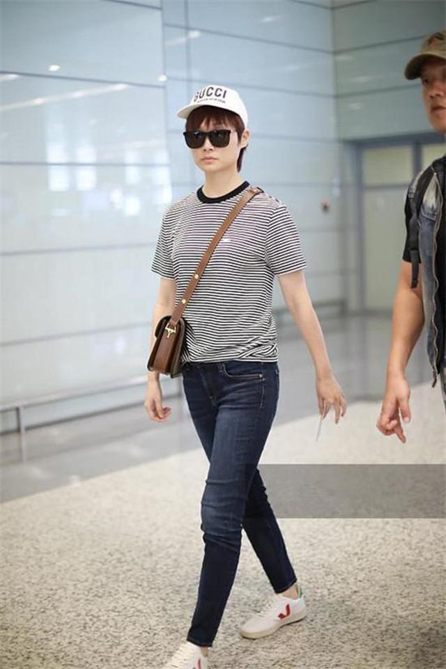 李宇春穿紧身牛仔裤配t恤,时尚优雅