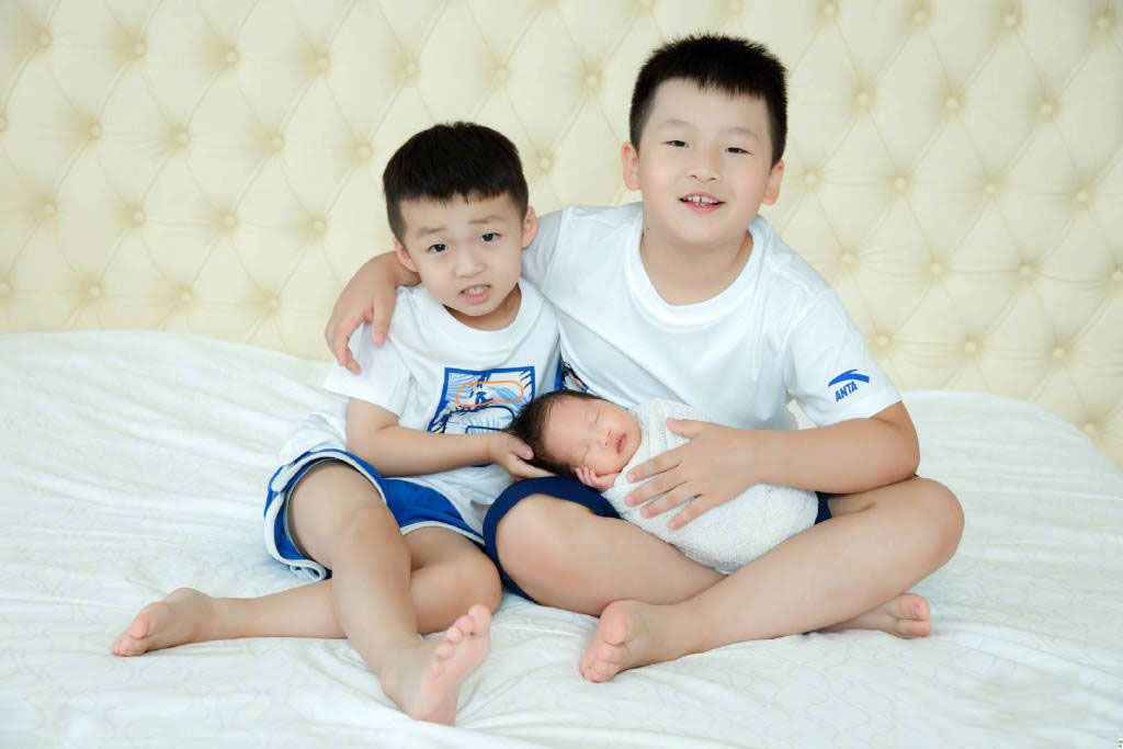 三个儿子合影很温馨,不属于超生还合法