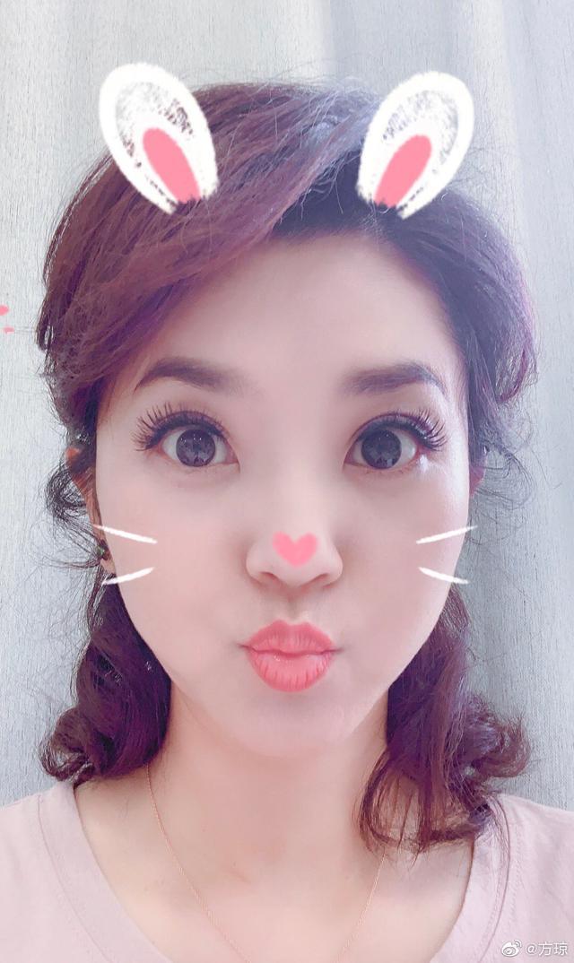 原央视主持方琼45岁近照少女感十足嫁大8岁老公后非常幸福