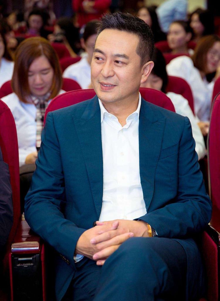 49岁张嘉译近照病情让他痛到挺不直腰满头白发尽显老态