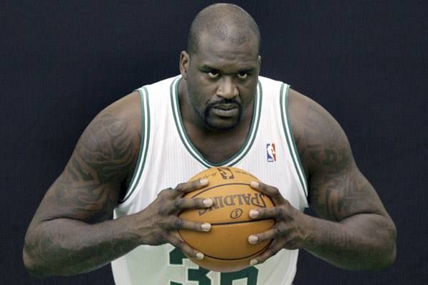 奥尼尔天赋多恐怖?扣碎篮架小意思,巨石强森在他旁变"小石头"