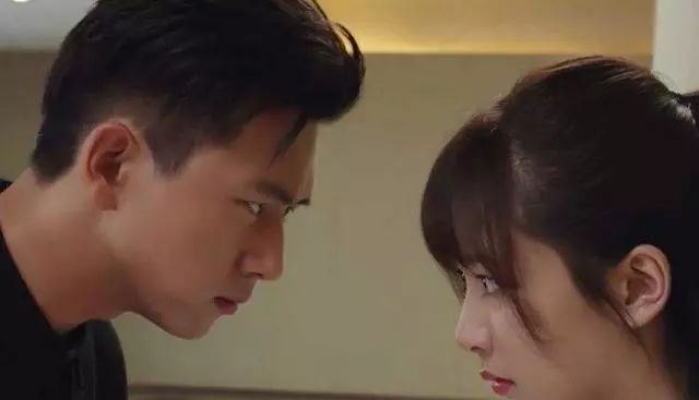 杨紫李现甜宠的10个瞬间,两人四目相对的模样