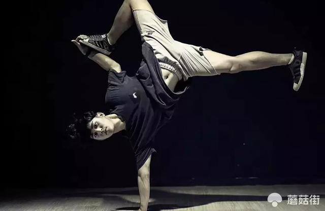 是个bboy还是旅行体验师,闲不住的他现在做起了大学生潮牌