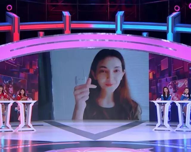 荣耀美少女:亲友为美少女们助威加油,阿依夏姐姐神似古力娜扎|钢铁|阿依夏|美少女_新浪新闻