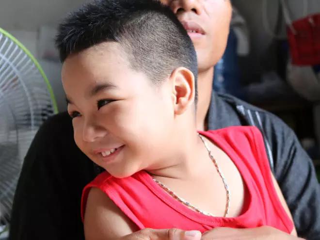 失明男子跨越千里娶侏儒症女孩感动众人,现孩子3岁却常遭戏弄