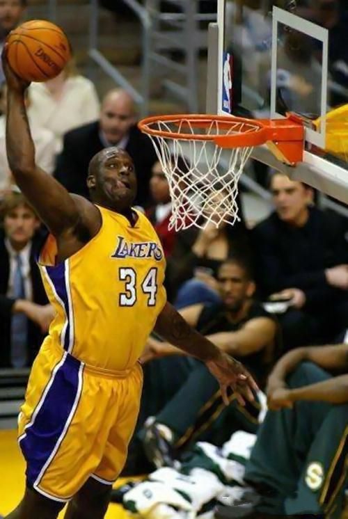 奥尼尔天赋多恐怖?扣碎篮架小意思,巨石强森在他旁变"小石头"