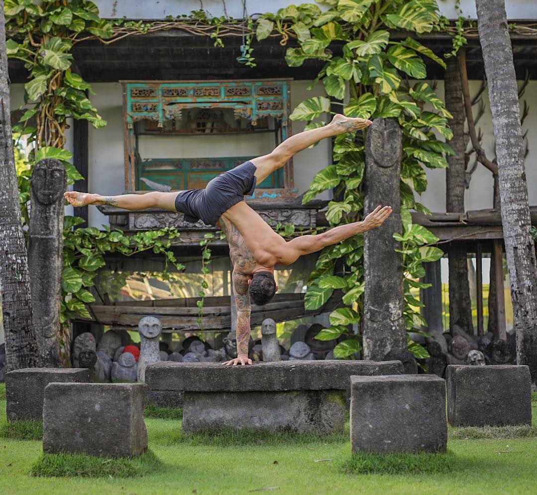 用瑜伽强身健体,延缓岁月脚步,练就健美肌肉线条做型男