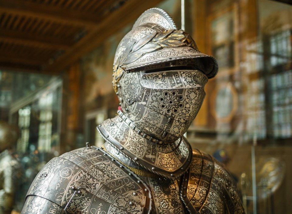 一套黄金铠甲引起美国宇航局注意手工打造浑然一体毫无缝隙