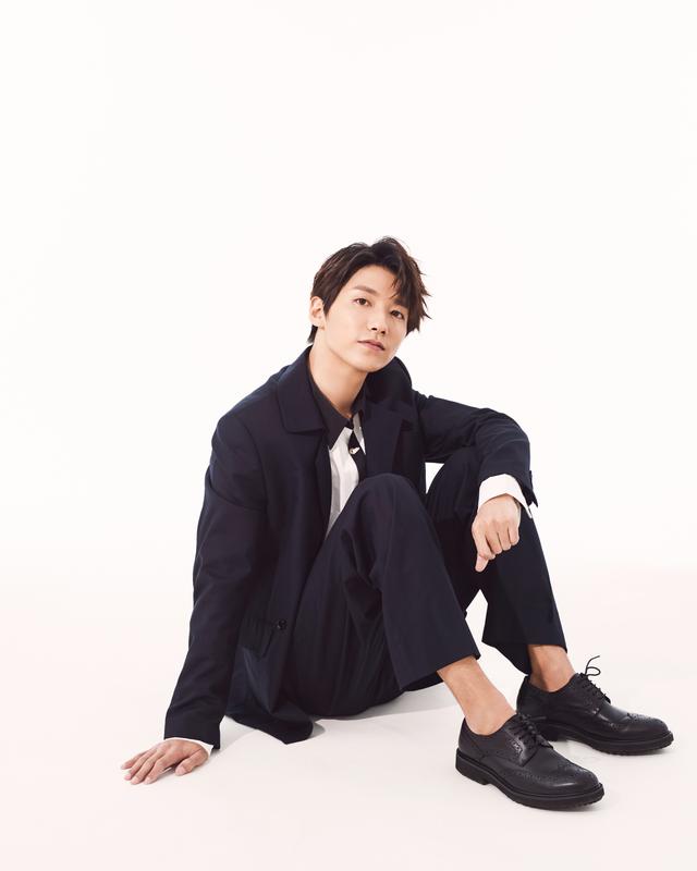 贾征宇曝潮酷西装写真 率真少年张扬个性