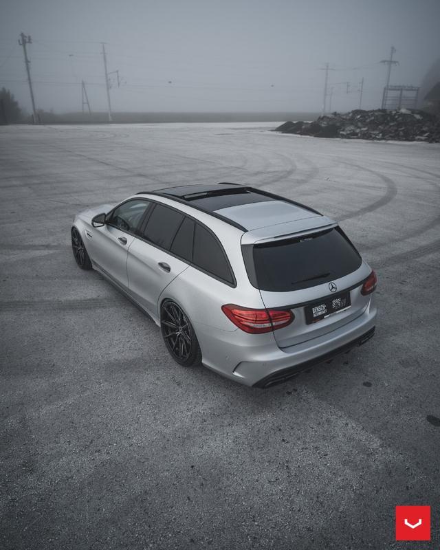 低调的性能旅行车梅赛德斯c63amg旅行版