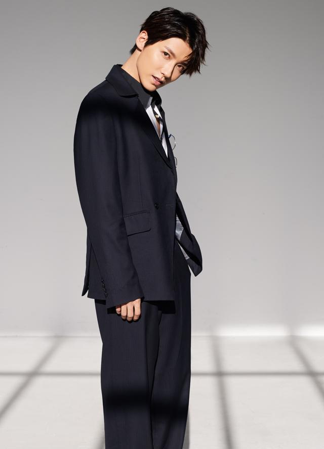 贾征宇曝潮酷西装写真 率真少年张扬个性