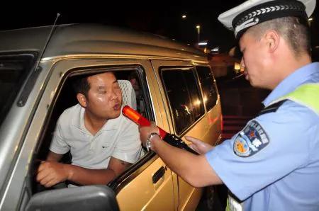 酒驾被逮住同样吹的66咋就放了她我却被拘留了呢