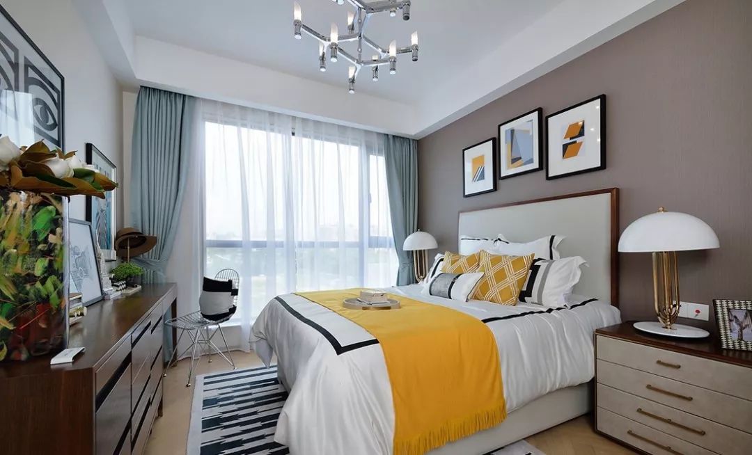 96㎡轻奢简欧风三居室，电视墙石材做背景，褪去繁复更格调！