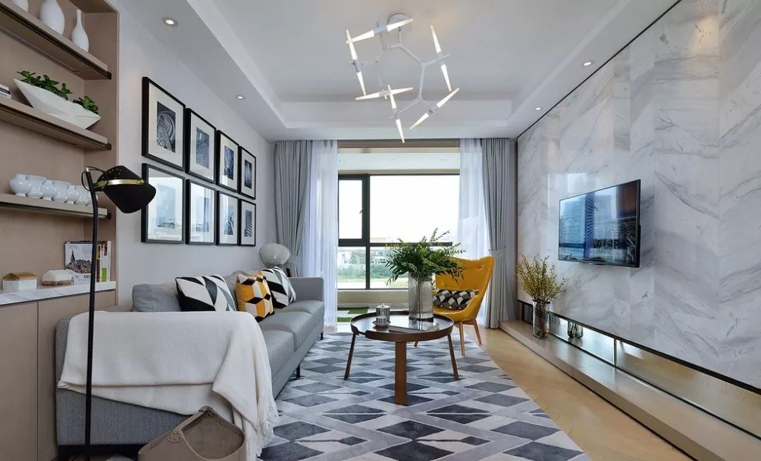 96㎡轻奢简欧风三居室，电视墙石材做背景，褪去繁复更格调！