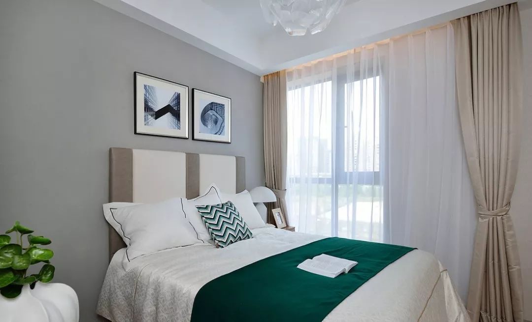 96㎡轻奢简欧风三居室，电视墙石材做背景，褪去繁复更格调！