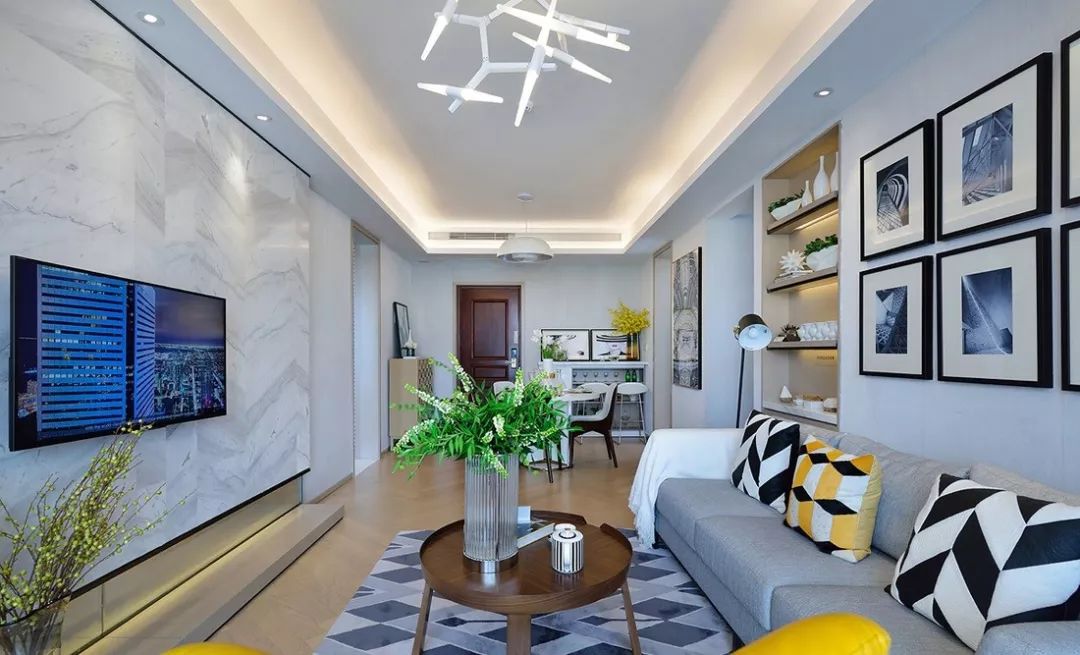 96㎡轻奢简欧风三居室，电视墙石材做背景，褪去繁复更格调！