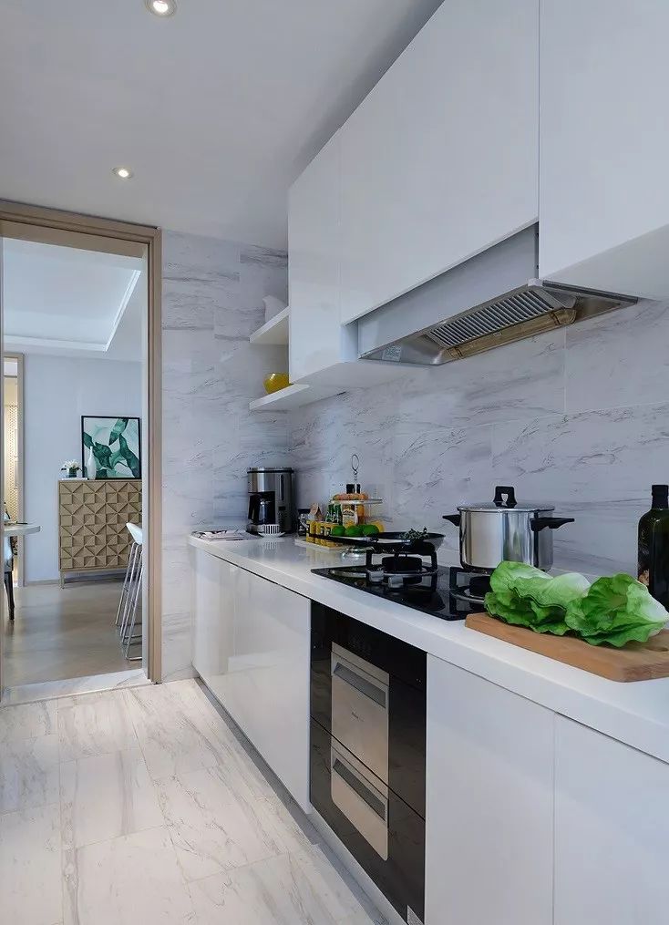 96㎡轻奢简欧风三居室，电视墙石材做背景，褪去繁复更格调！