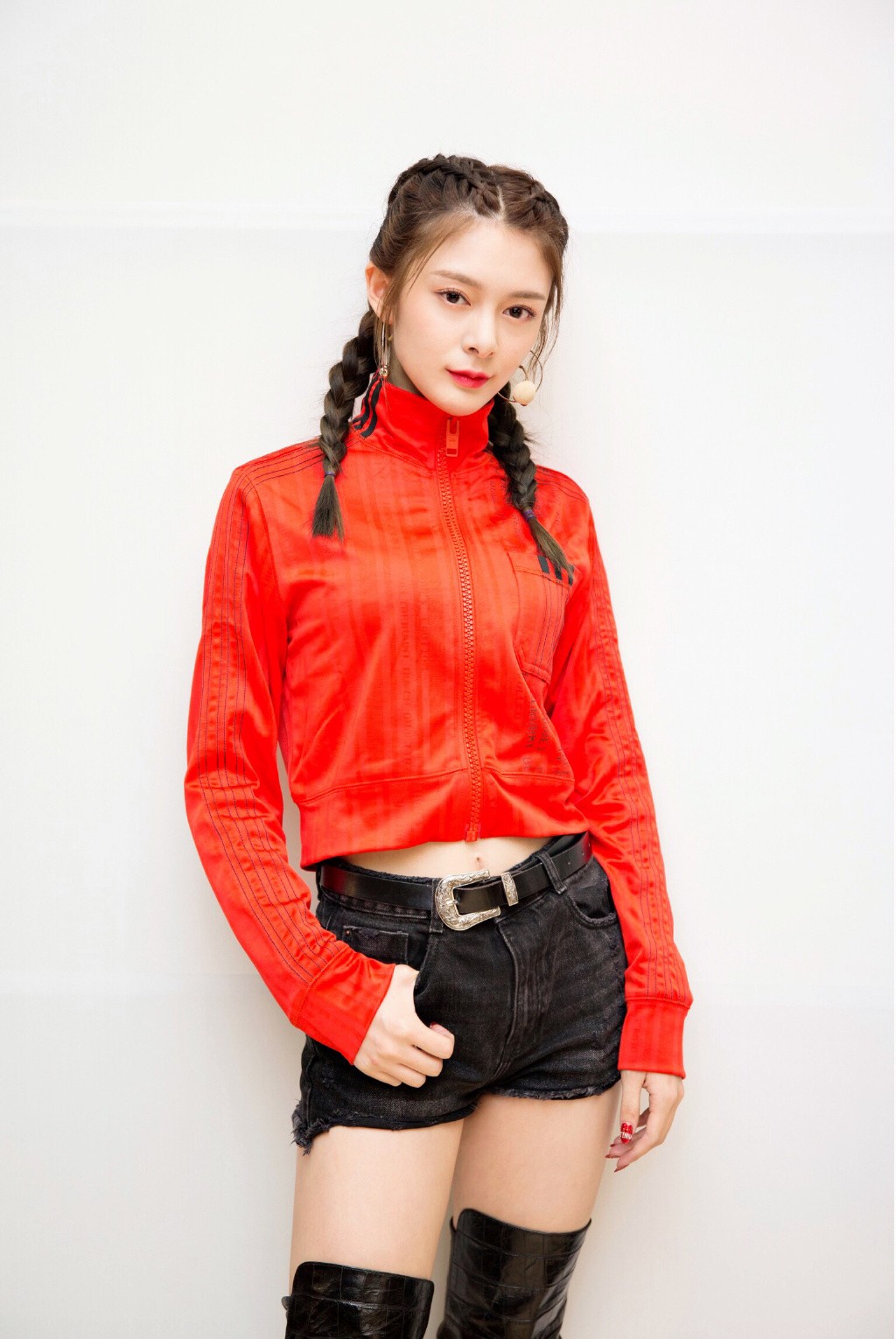 傅菁太飒了,一袭黑色双排扣西装裙配红裙,脚踩高跟鞋气场炸裂