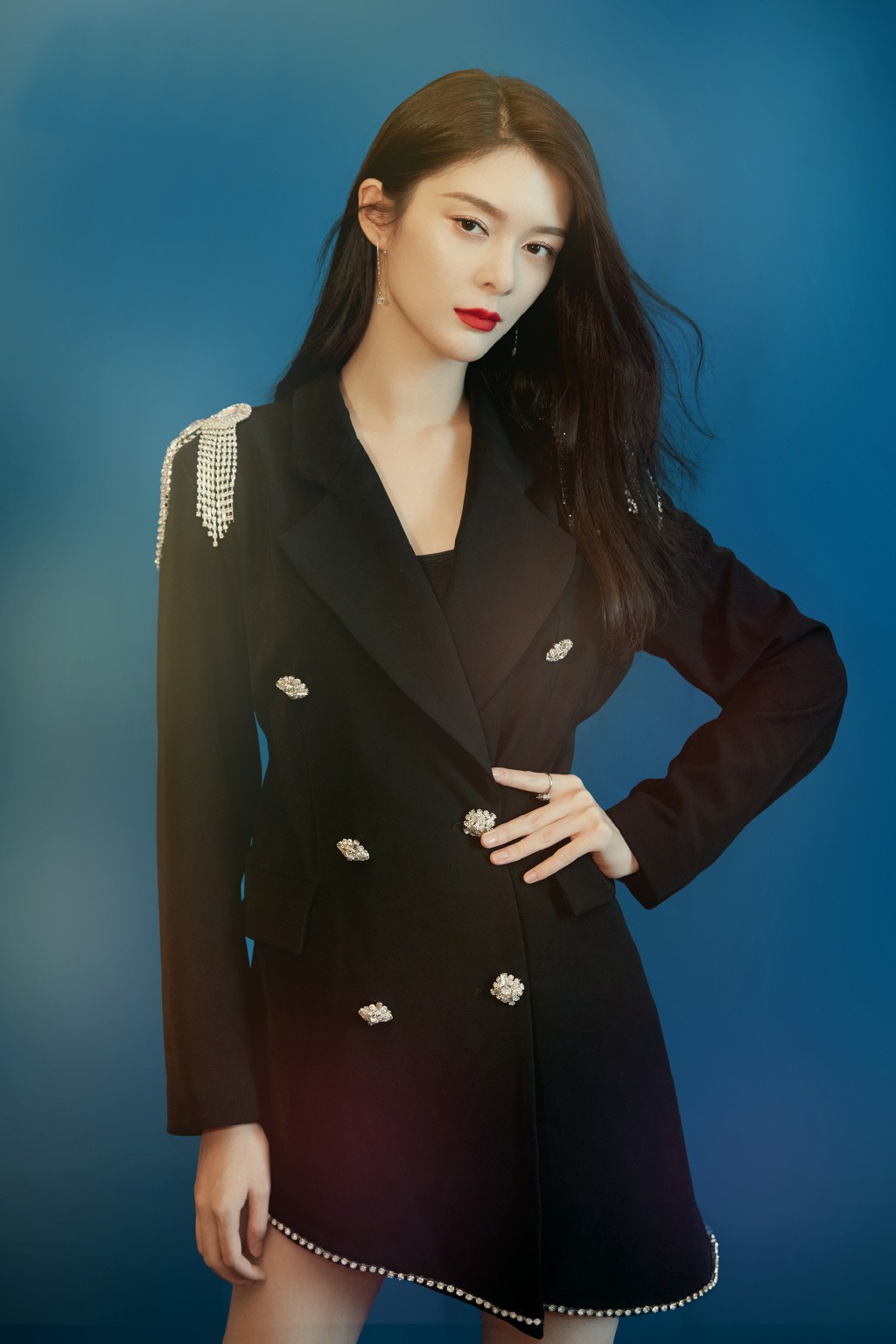 傅菁太飒了,一袭黑色双排扣西装裙配红裙,脚踩高跟鞋气场炸裂