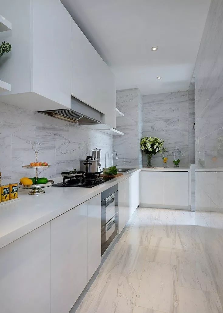 96㎡轻奢简欧风三居室，电视墙石材做背景，褪去繁复更格调！