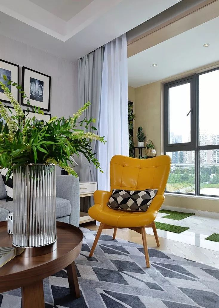 96㎡轻奢简欧风三居室，电视墙石材做背景，褪去繁复更格调！